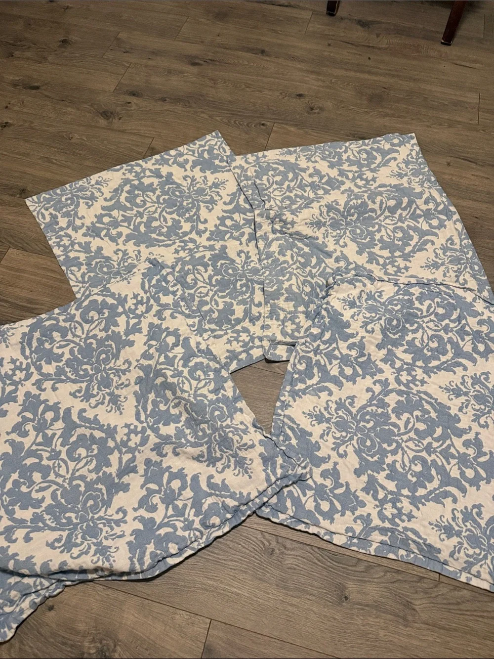 Pottery Barn Stella Damask queen duvet & 4 shams! Excellent condition! 92 x 88